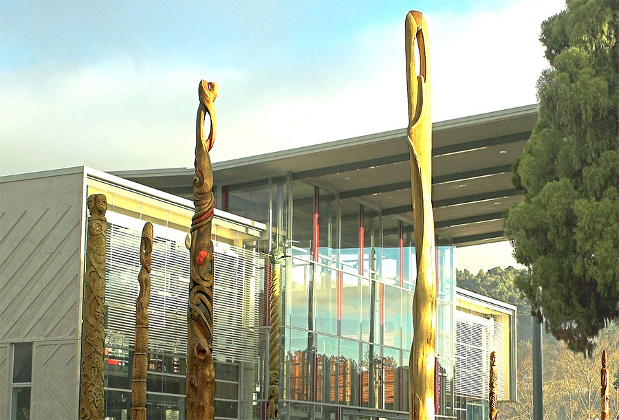 Picture of the pou outside Whangārei Central Library.
