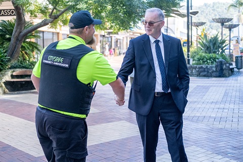 Whangārei Mayor Ken Couper shakes hands with a CitySafe worker in the Whangārei city centre. 