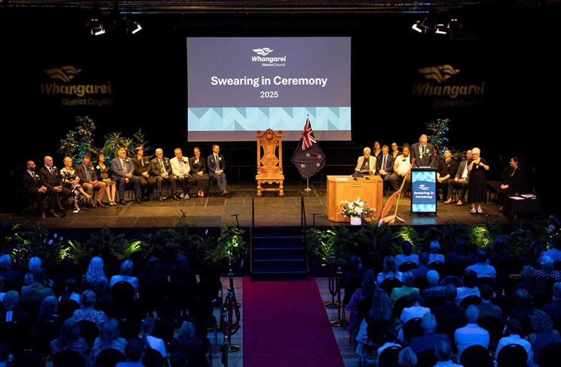 New Mayor Ken Couper addresses the audience at the swearing-in ceremony at Forum North. 