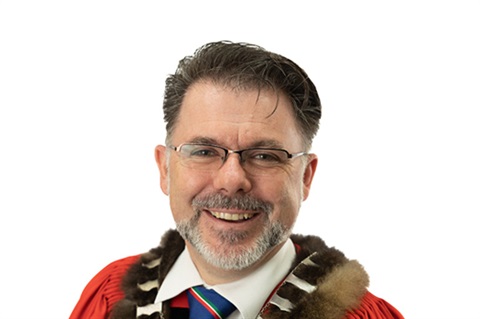 Photo of Mayor Vince Cocurullo in the mayoral robe and chains. 