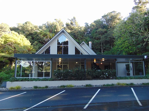 Photo showing the Maunu Crematorium building. 