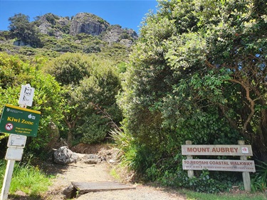 Start of the Mount Aubrey walkway to the Reotahi Coastal Walkway