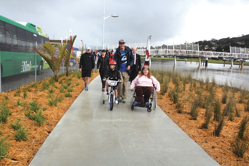 A picture showing some accessibility users (wheelchair, a child on bike, people walking) on the Hatea Loop.